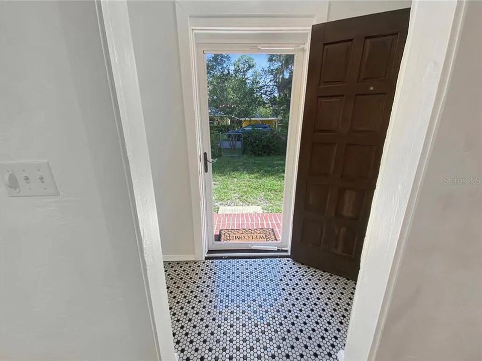 For Sale: $349,900 (2 beds, 1 baths, 1288 Square Feet)