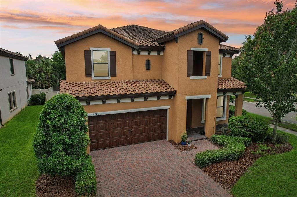 For Sale: $860,000 (6 beds, 4 baths, 3336 Square Feet)