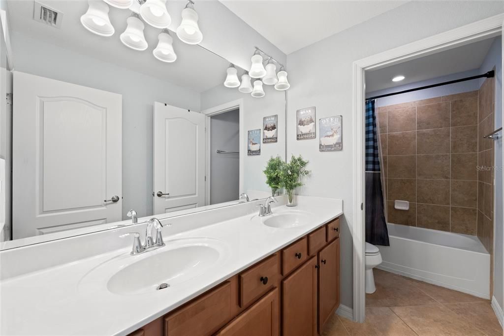 For Sale: $425,000 (4 beds, 3 baths, 2552 Square Feet)
