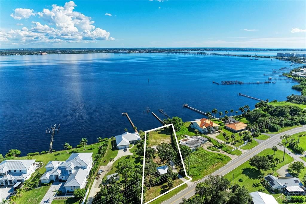 待售: $699,000 (0.77 acres)