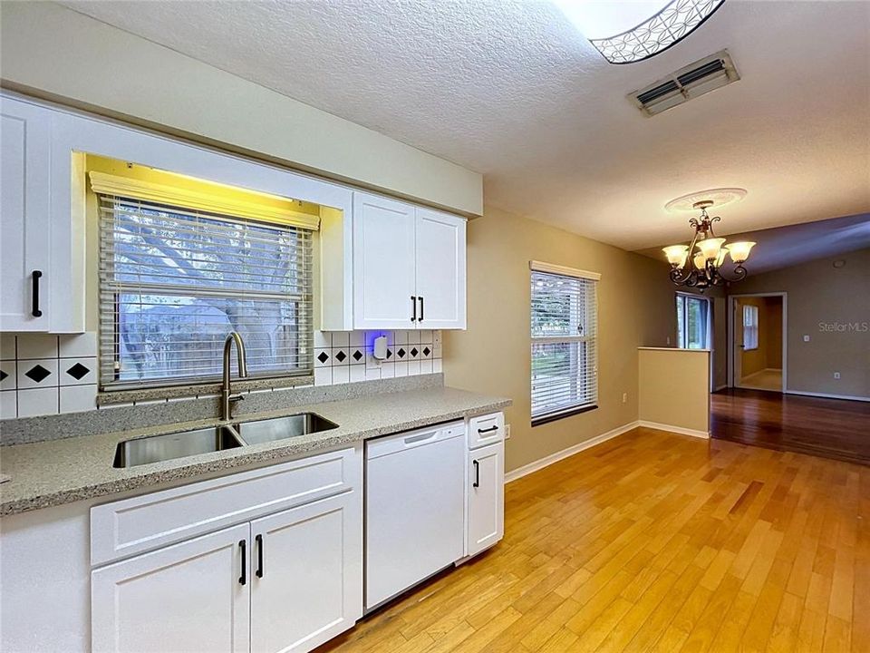 For Sale: $319,999 (3 beds, 2 baths, 1587 Square Feet)