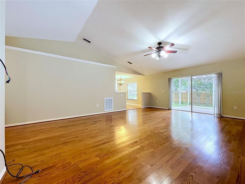 For Sale: $319,999 (3 beds, 2 baths, 1587 Square Feet)