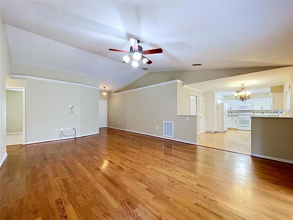 For Sale: $319,999 (3 beds, 2 baths, 1587 Square Feet)