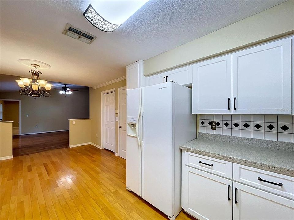 For Sale: $319,999 (3 beds, 2 baths, 1587 Square Feet)