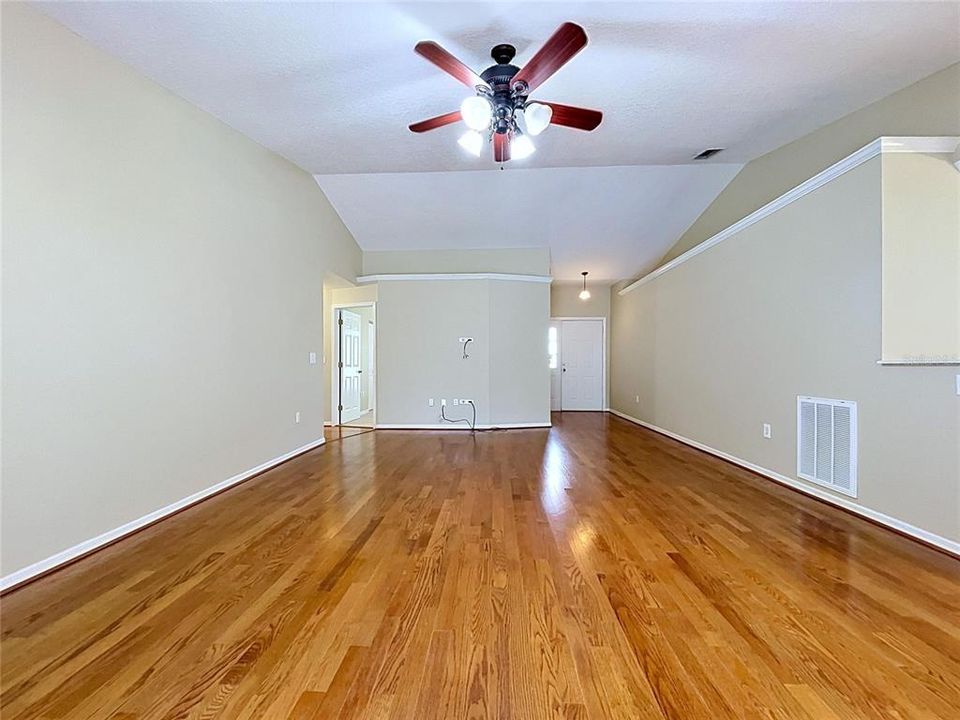For Sale: $319,999 (3 beds, 2 baths, 1587 Square Feet)
