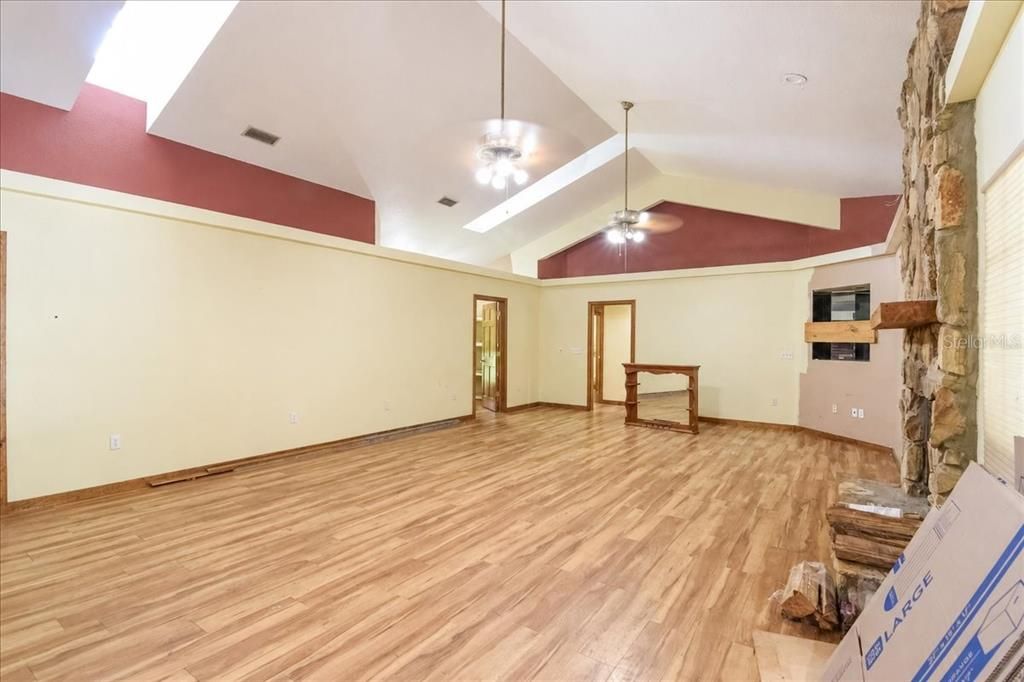 En Venta: $550,000 (4 camas, 3 baños, 2692 Pies cuadrados)