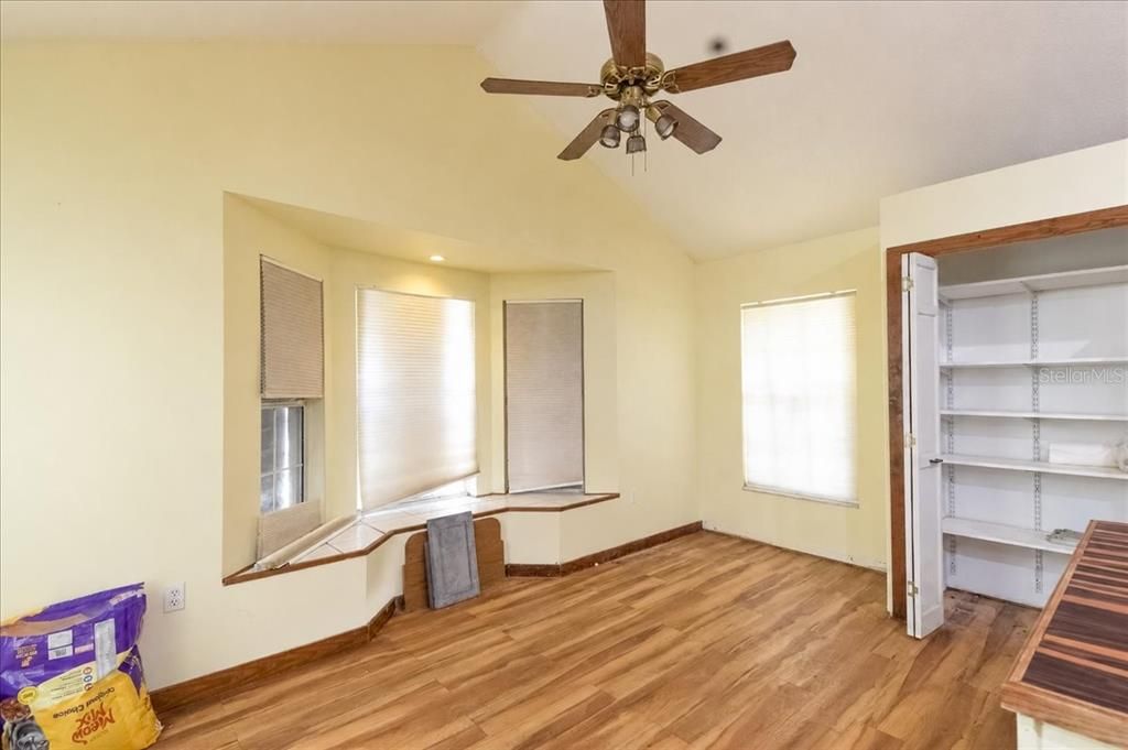 En Venta: $550,000 (4 camas, 3 baños, 2692 Pies cuadrados)