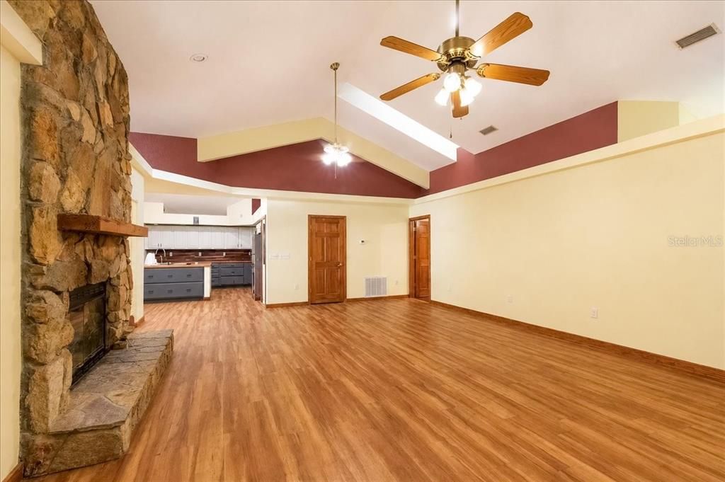 En Venta: $550,000 (4 camas, 3 baños, 2692 Pies cuadrados)
