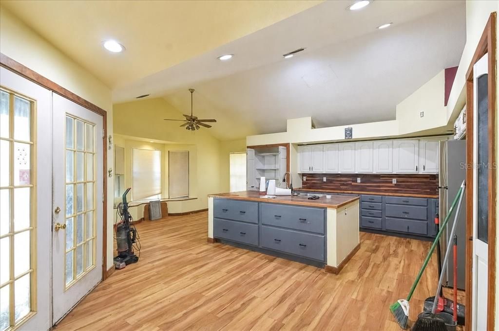En Venta: $550,000 (4 camas, 3 baños, 2692 Pies cuadrados)