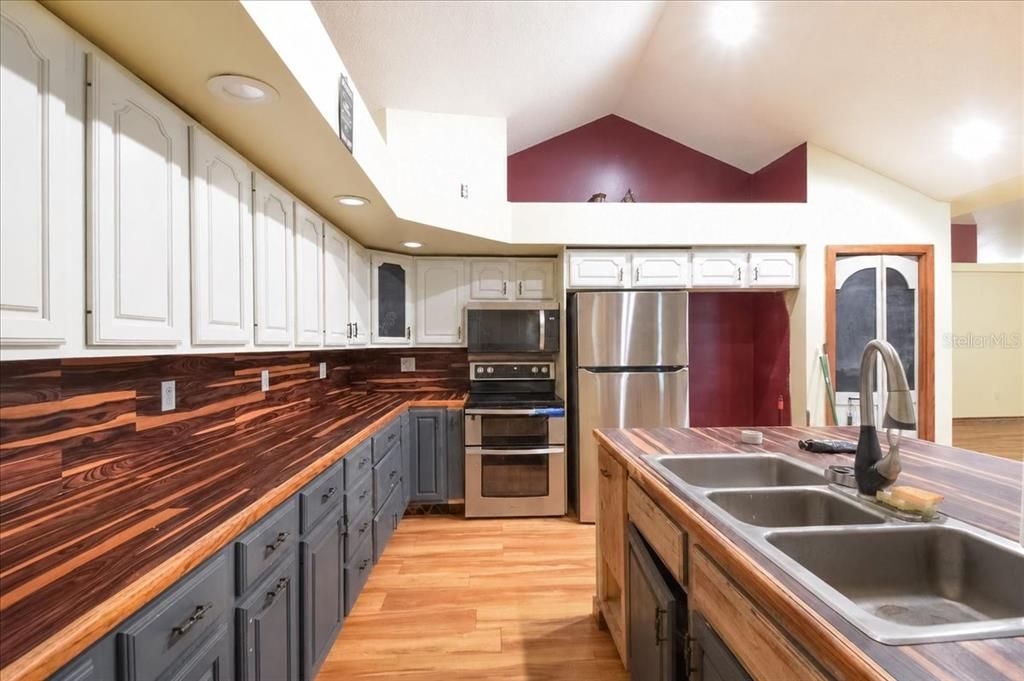 En Venta: $550,000 (4 camas, 3 baños, 2692 Pies cuadrados)