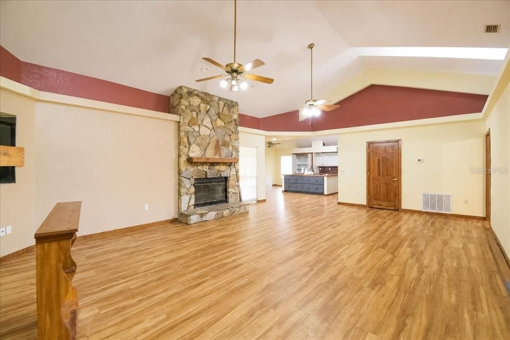 En Venta: $550,000 (4 camas, 3 baños, 2692 Pies cuadrados)
