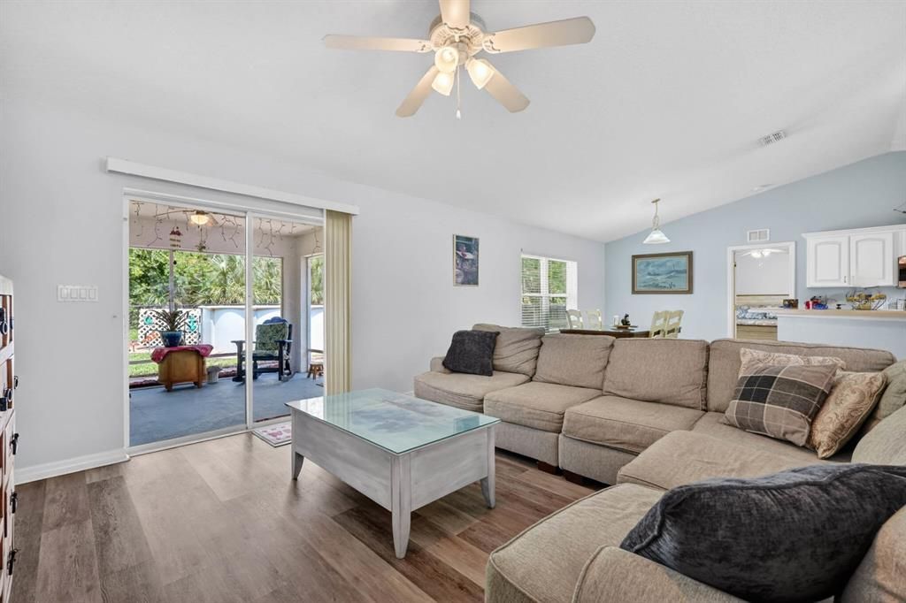 For Sale: $335,000 (3 beds, 2 baths, 1598 Square Feet)