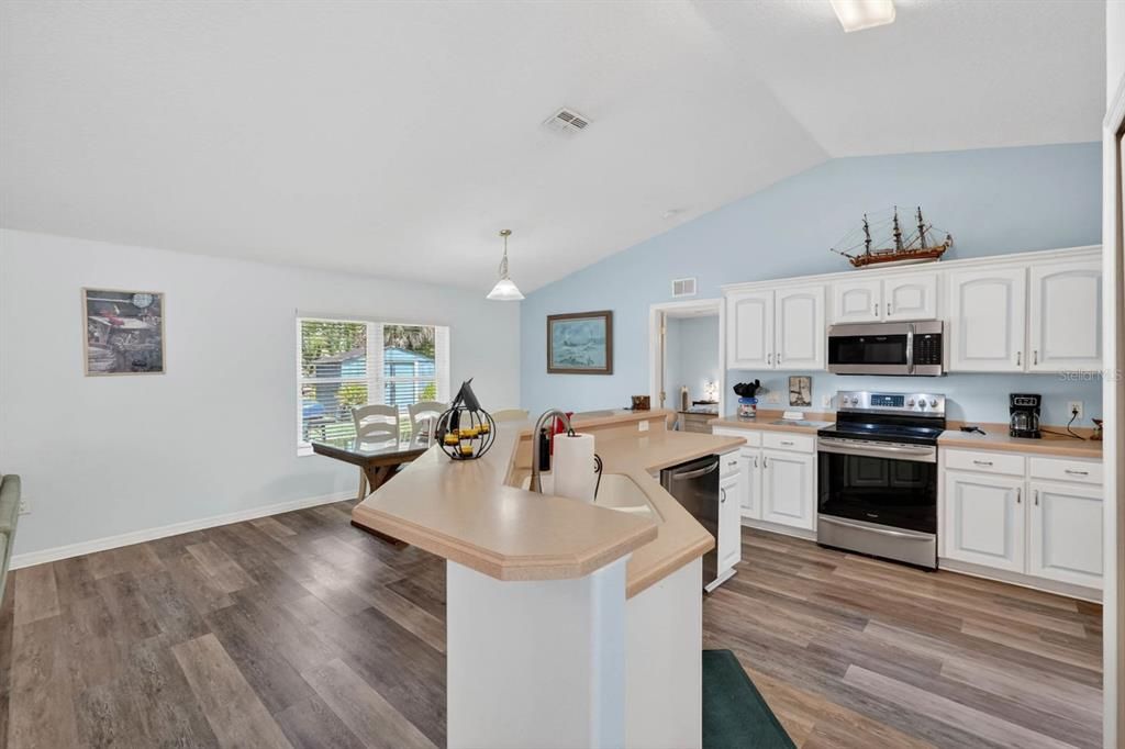 For Sale: $335,000 (3 beds, 2 baths, 1598 Square Feet)