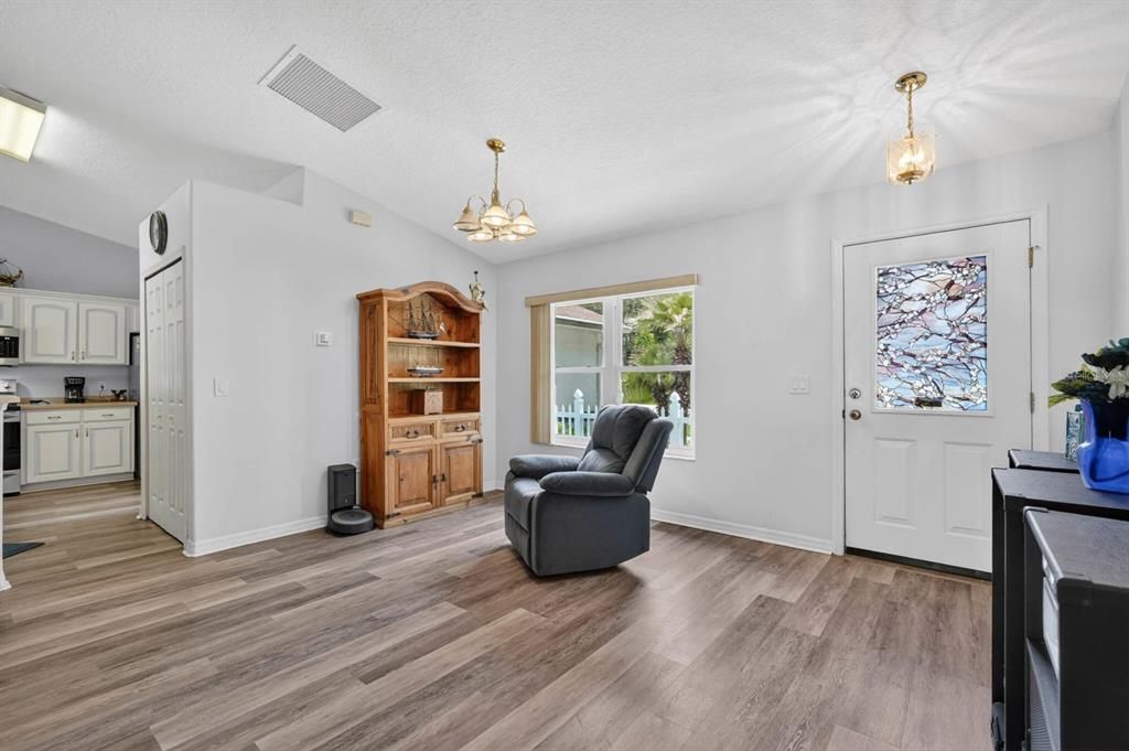 For Sale: $335,000 (3 beds, 2 baths, 1598 Square Feet)