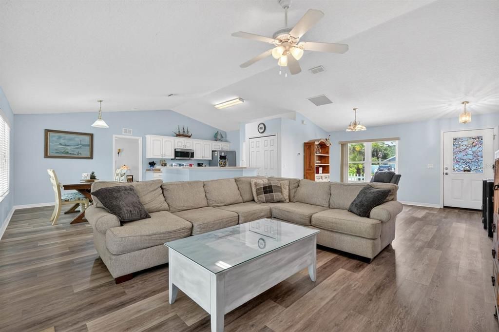 For Sale: $335,000 (3 beds, 2 baths, 1598 Square Feet)