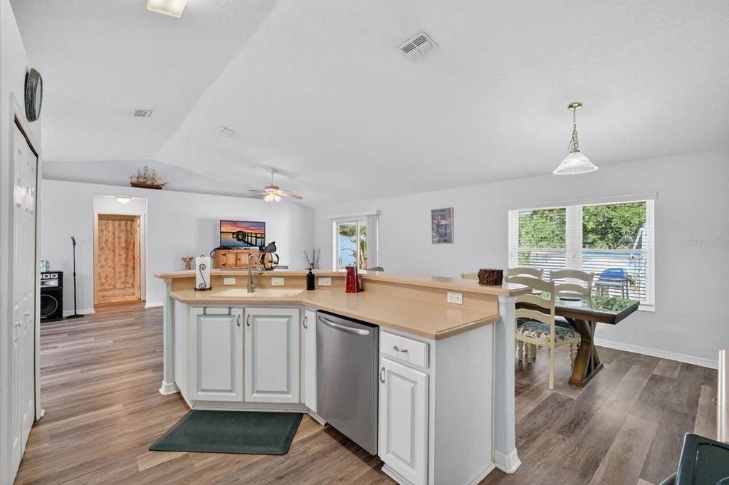 For Sale: $335,000 (3 beds, 2 baths, 1598 Square Feet)