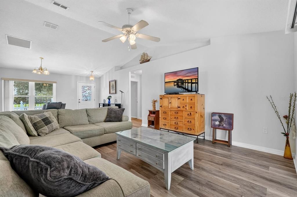 For Sale: $335,000 (3 beds, 2 baths, 1598 Square Feet)
