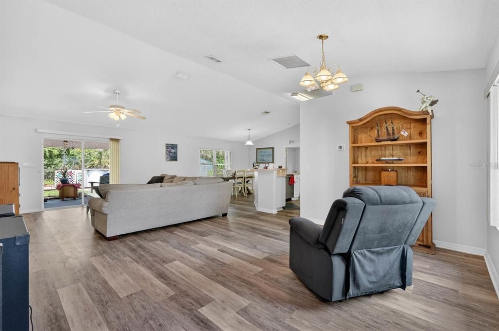 For Sale: $335,000 (3 beds, 2 baths, 1598 Square Feet)