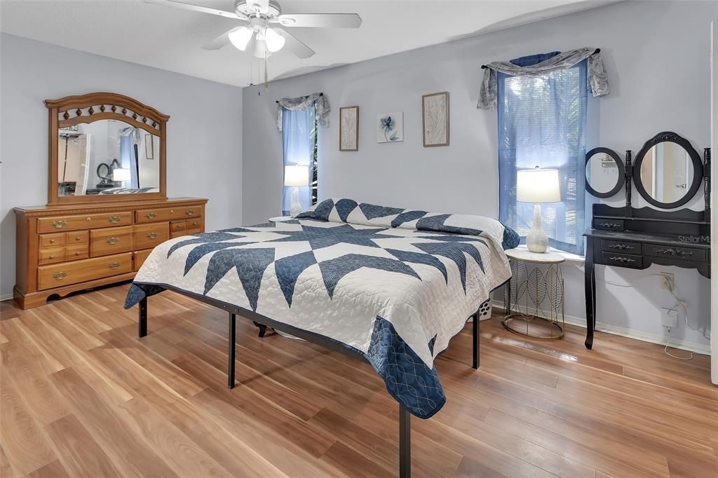 На продажу: $294,999 (3 спален, 2 ванн, 1293 Квадратных фут)