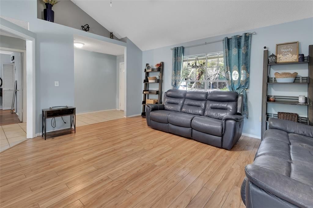 На продажу: $294,999 (3 спален, 2 ванн, 1293 Квадратных фут)