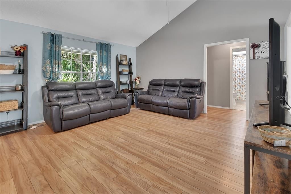 На продажу: $294,999 (3 спален, 2 ванн, 1293 Квадратных фут)