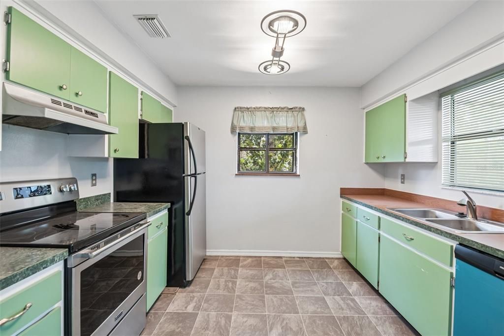 For Sale: $295,000 (3 beds, 2 baths, 1042 Square Feet)
