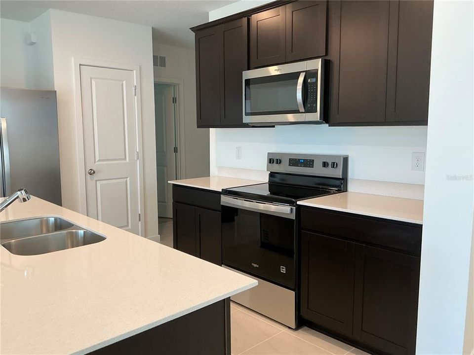For Rent: $2,099 (4 beds, 2 baths, 1580 Square Feet)