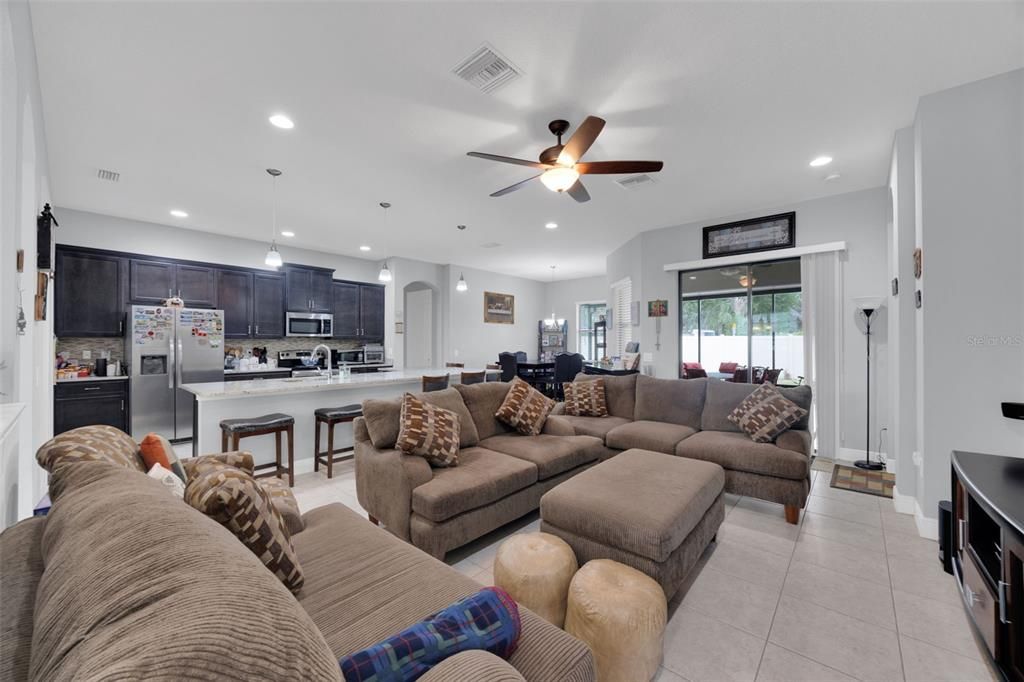 For Sale: $499,900 (3 beds, 3 baths, 2287 Square Feet)