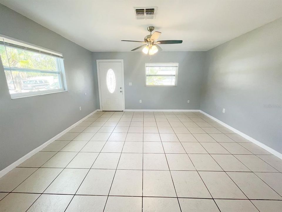 For Rent: $1,450 (2 beds, 1 baths, 784 Square Feet)
