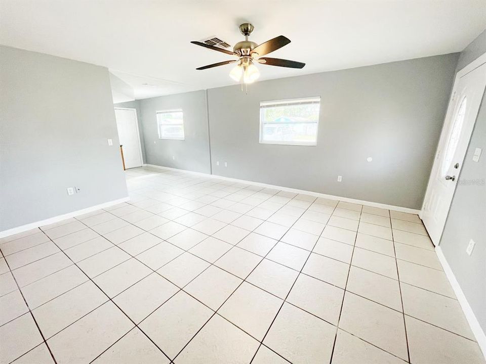 For Rent: $1,450 (2 beds, 1 baths, 784 Square Feet)