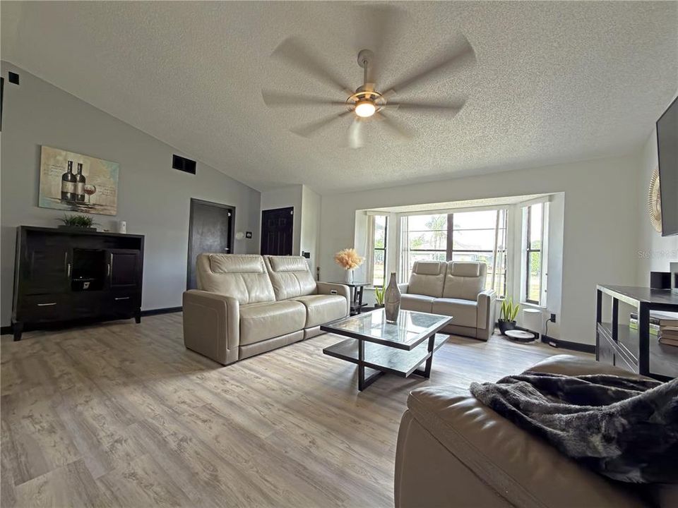 En Venta: $339,990 (3 camas, 2 baños, 1462 Pies cuadrados)