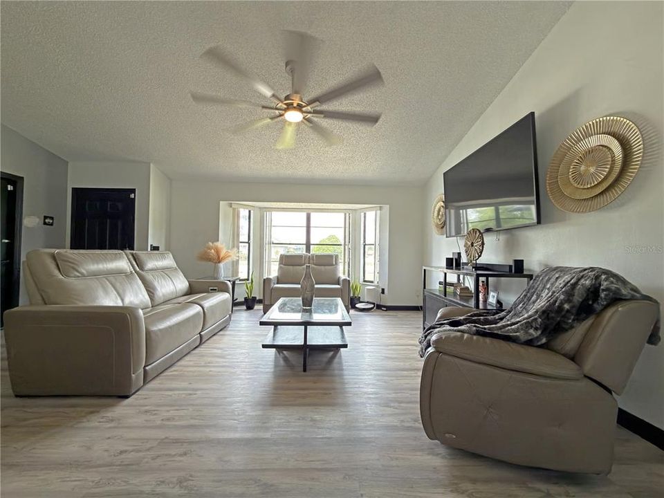 En Venta: $339,990 (3 camas, 2 baños, 1462 Pies cuadrados)