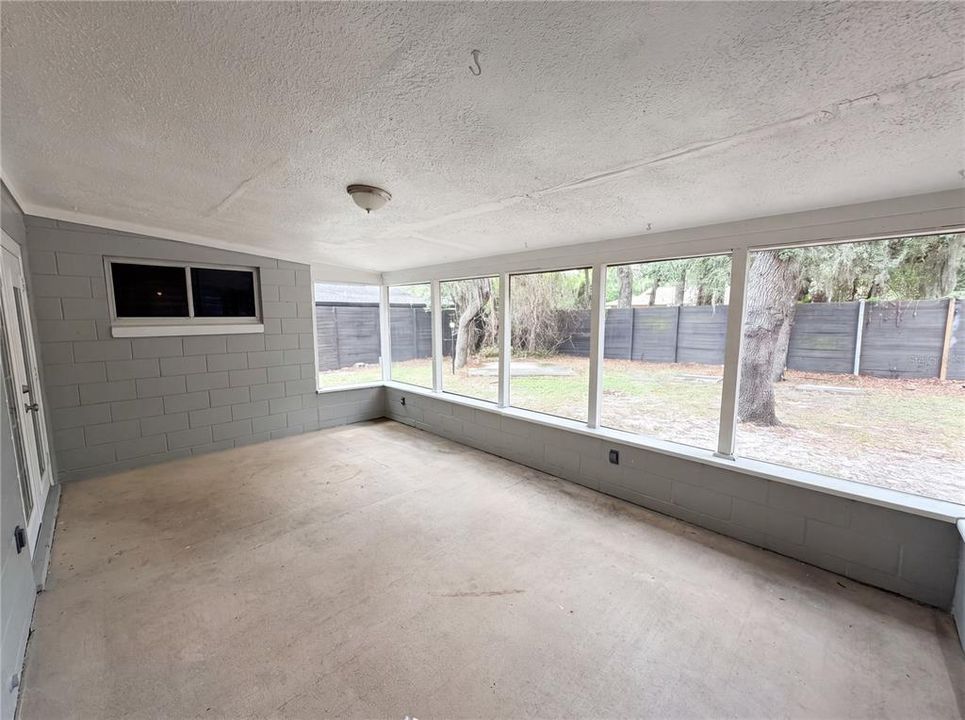 For Sale: $315,000 (3 beds, 2 baths, 988 Square Feet)