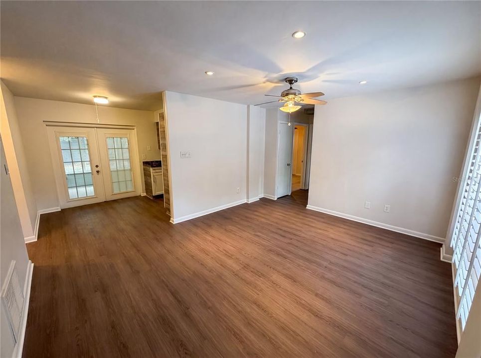 For Sale: $315,000 (3 beds, 2 baths, 988 Square Feet)
