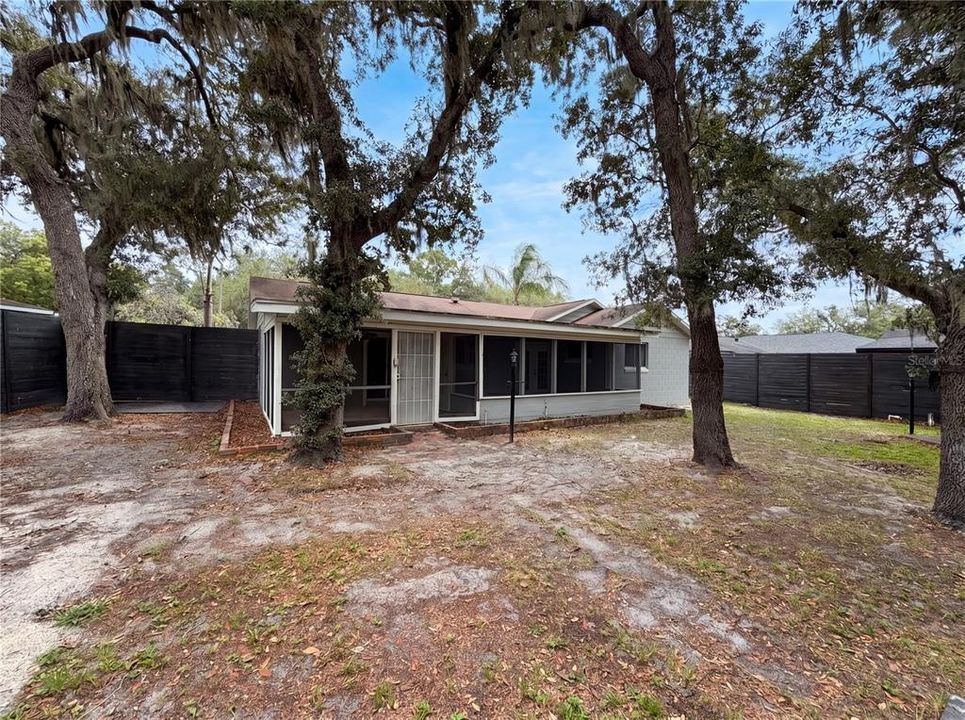 For Sale: $315,000 (3 beds, 2 baths, 988 Square Feet)