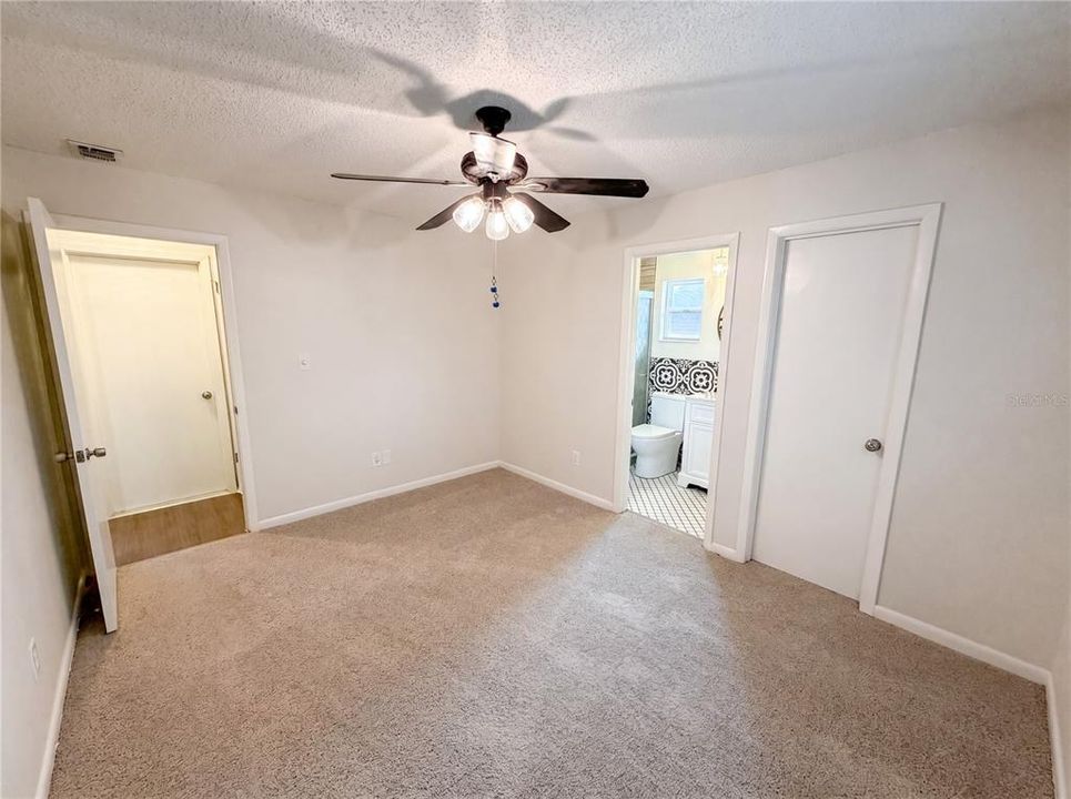 For Sale: $315,000 (3 beds, 2 baths, 988 Square Feet)