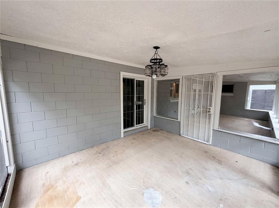 For Sale: $315,000 (3 beds, 2 baths, 988 Square Feet)