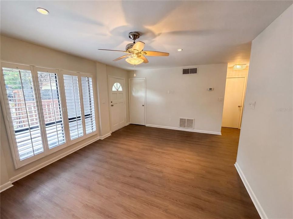 For Sale: $315,000 (3 beds, 2 baths, 988 Square Feet)