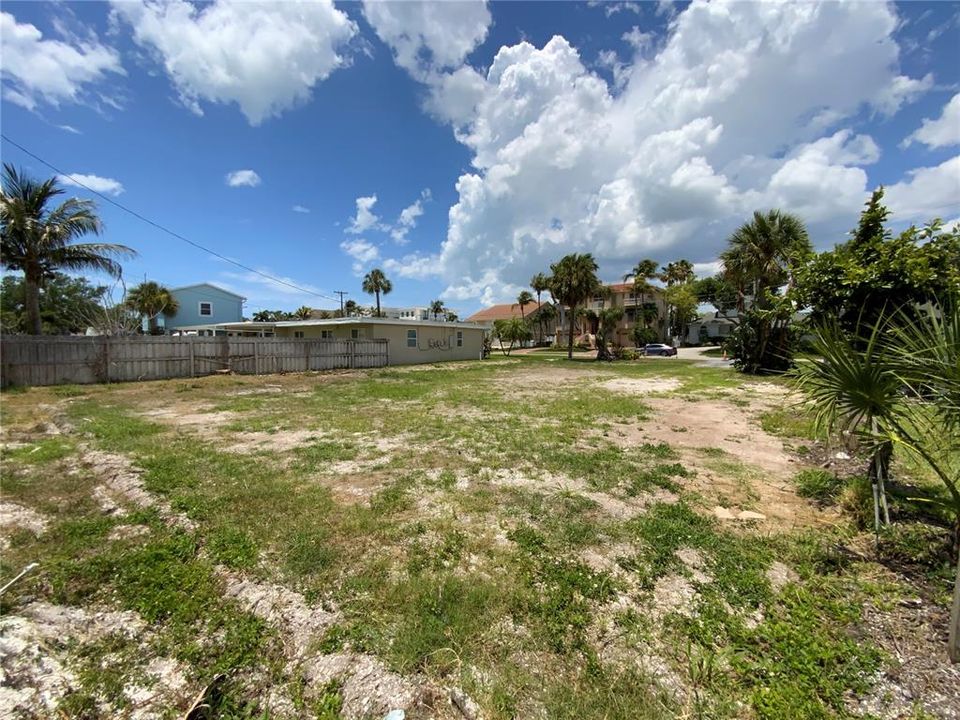 На продажу: $369,000 (0.18 acres)