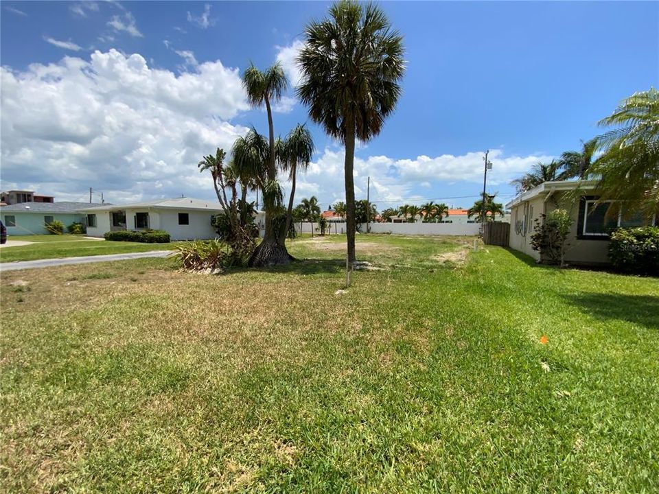 На продажу: $369,000 (0.18 acres)
