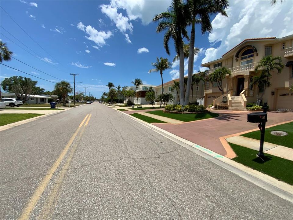 На продажу: $369,000 (0.18 acres)