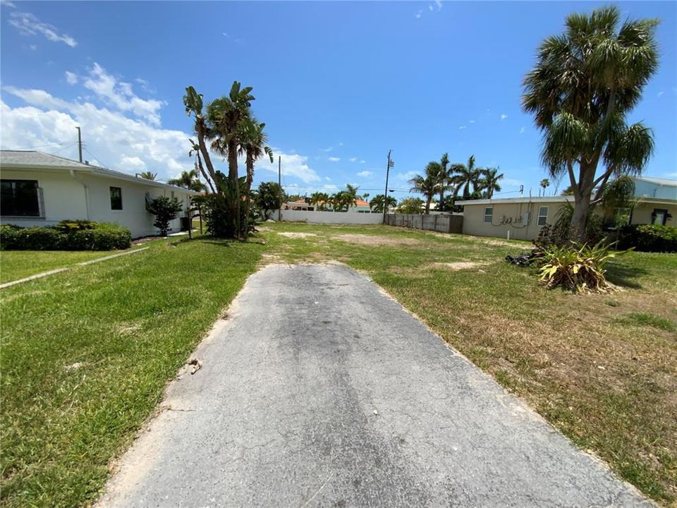 На продажу: $369,000 (0.18 acres)