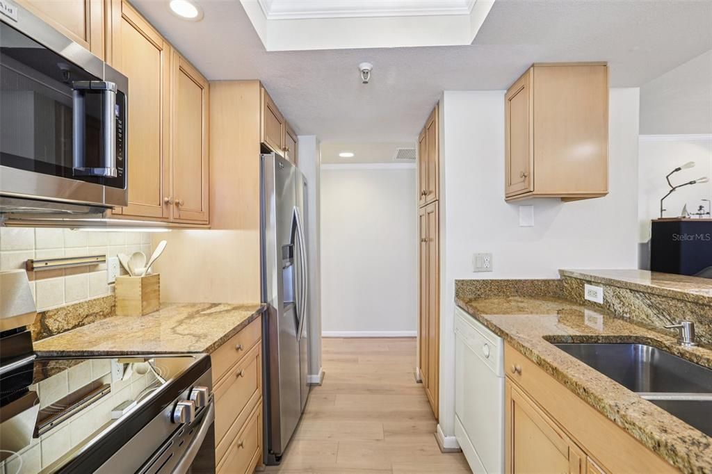 For Sale: $980,000 (2 beds, 2 baths, 1162 Square Feet)