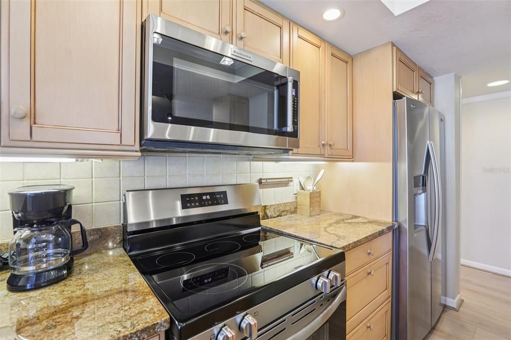 For Sale: $980,000 (2 beds, 2 baths, 1162 Square Feet)