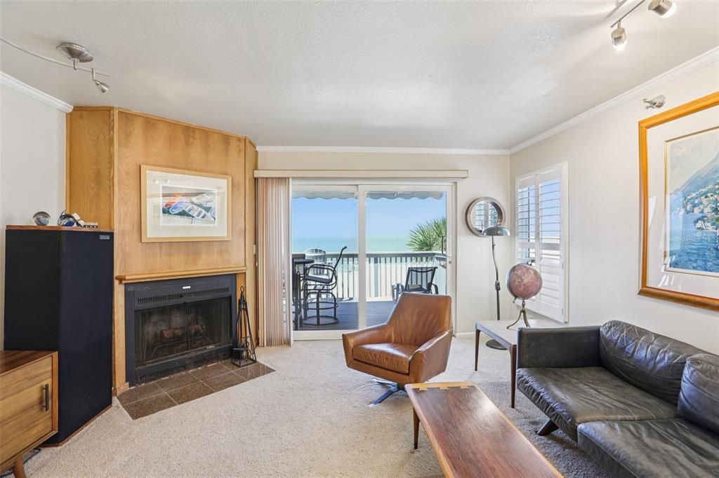 For Sale: $980,000 (2 beds, 2 baths, 1162 Square Feet)