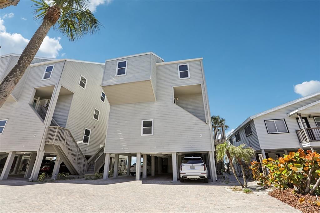For Sale: $980,000 (2 beds, 2 baths, 1162 Square Feet)