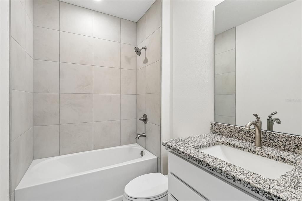Под контрактом: $349,990 (4 спален, 3 ванн, 2072 Квадратных фут)