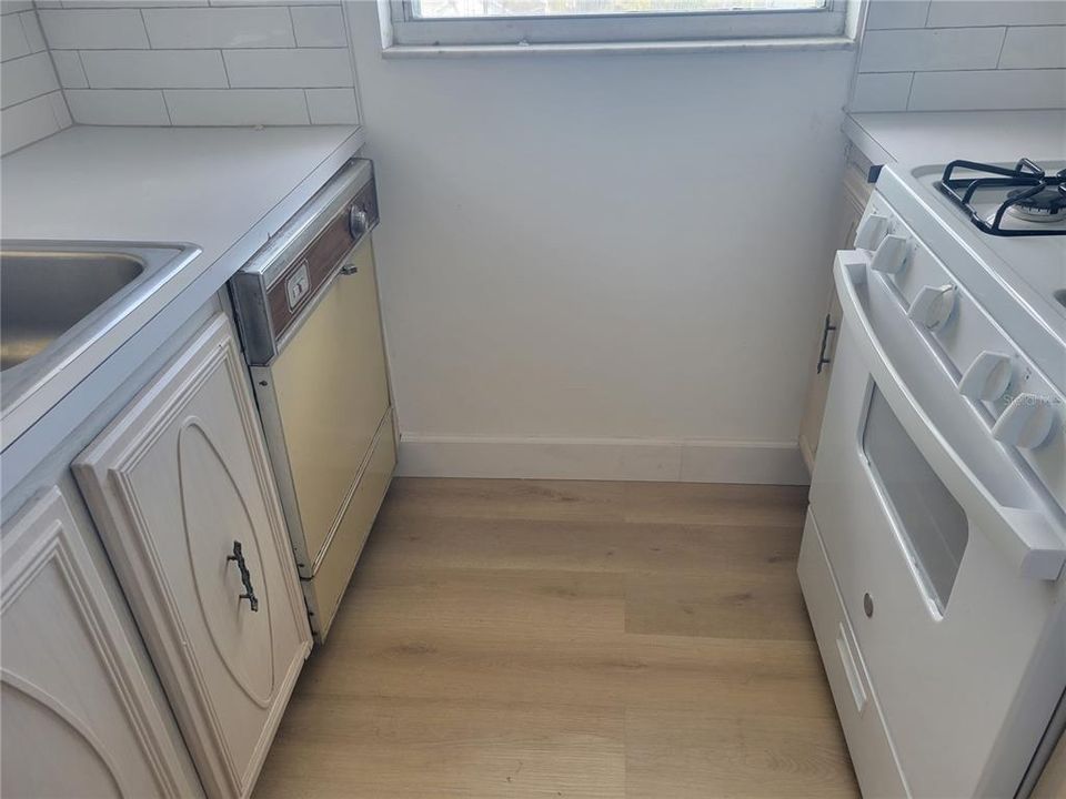 For Sale: $132,500 (2 beds, 2 baths, 1120 Square Feet)
