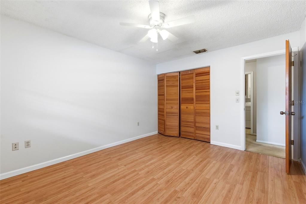 For Sale: $159,900 (2 beds, 2 baths, 1110 Square Feet)