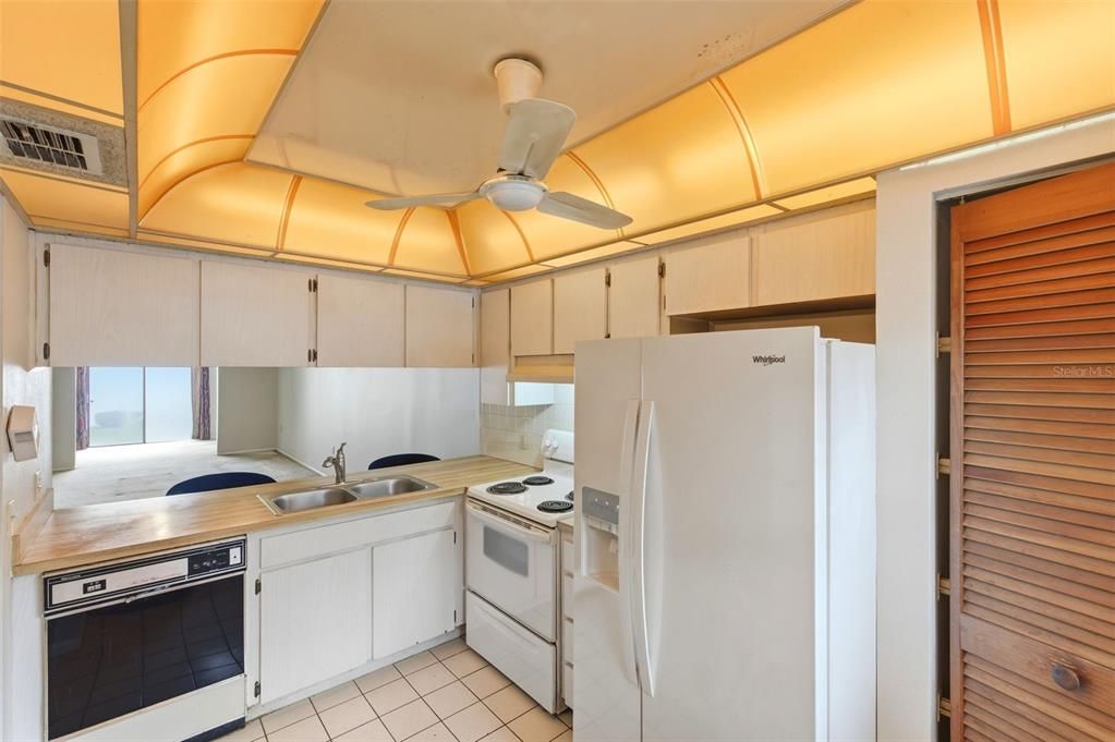 For Sale: $159,900 (2 beds, 2 baths, 1110 Square Feet)